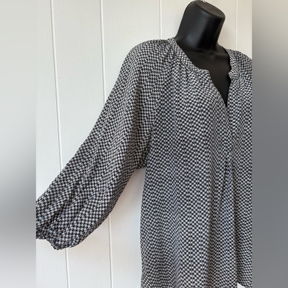 Joie Silk Black and White Pattern Blouse | Size Small - Picture 7 of 9